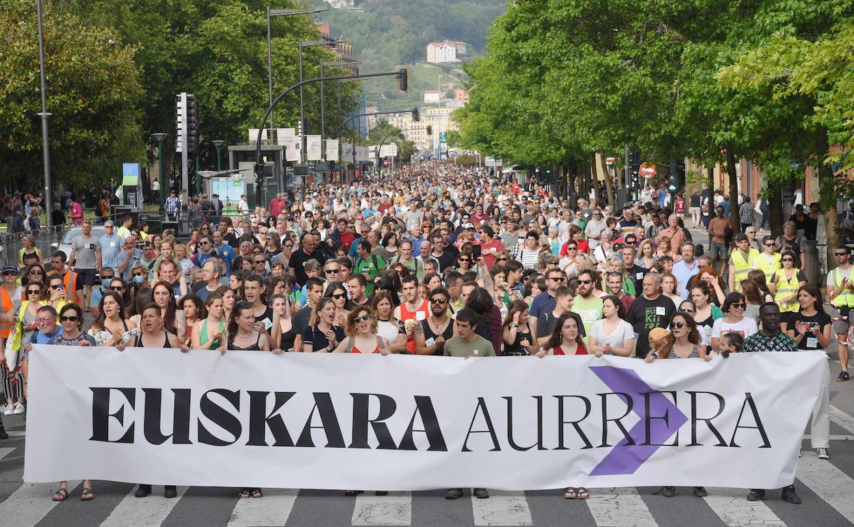 Euskararen Aldeko Olatu Berri Bat Eta Hizkuntza Politika Berriak